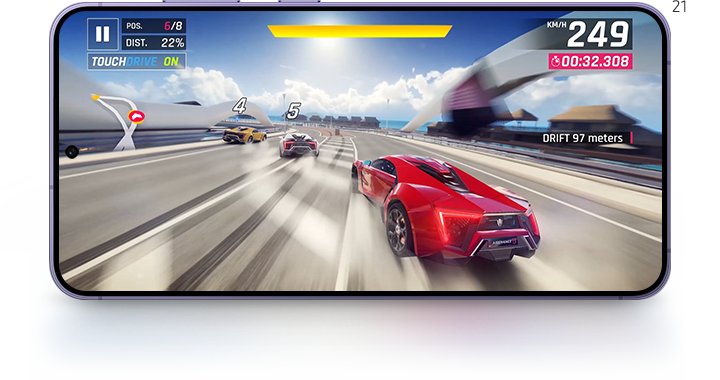 L’écran du Galaxy S24 Plus montre une représentation graphique d’une voiture de course accélérant sur une piste de course avec des détails colorés et clairs.
