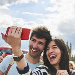 Un couple en vacances, souriant au téléphone appareil photo pour une photo